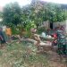 Babinsa, Kepala Lingkungan dan Ketua RT Gerak Cepat Chainsaw Pohon Tumbang